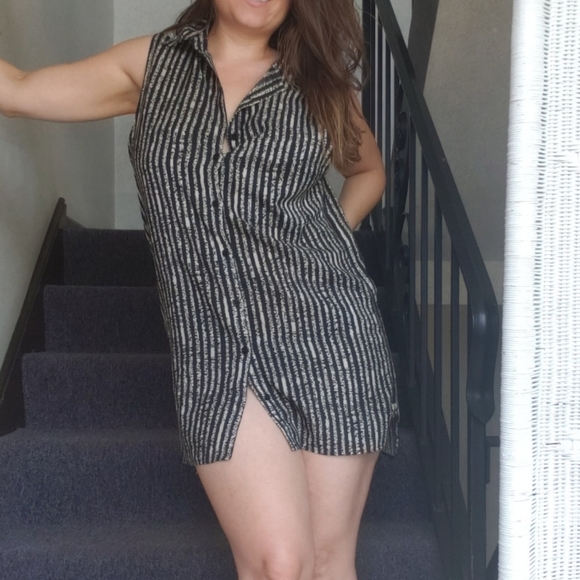 Minimalist Stripe Dress with zippers - Picture 5 of 9